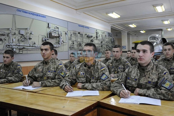 Курсанти_Харківського_університету_Повітряних_сил.jpg