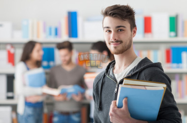 1-student-s-knigami-v-rukakh-foto_i.jpg