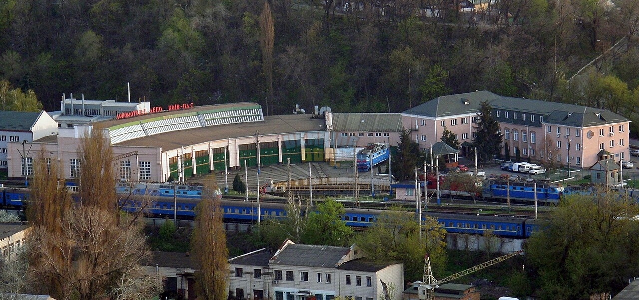 1280px-Веерное_депо_Киев-Пассажирский.jpg
