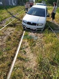 У Миколаєві автомобілі їздять по рейках: ув'язають у болоті та блокують рух  трамваїв (фото)