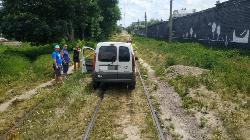 У Миколаєві автомобілі їздять по рейках: ув'язають у болоті та блокують рух  трамваїв (фото)